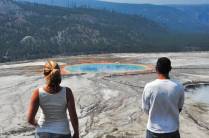 Admirados com a beleza hipnótica da Grand Prismatic Pool, no Yellowstone National Park, em Wyoming, nos Estados Unidos
